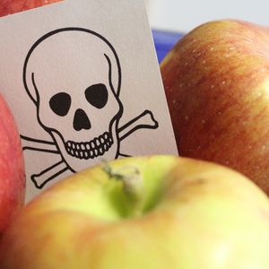 Äpfel mit Totenkopfsymbol in einer Schale