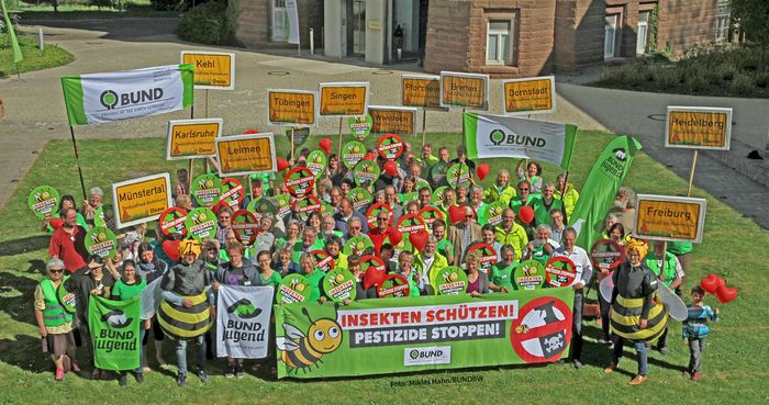 Die BUND-Landesdelegierten demonstrieren mit kreativem Protest gegen den Einsatz von Pestiziden