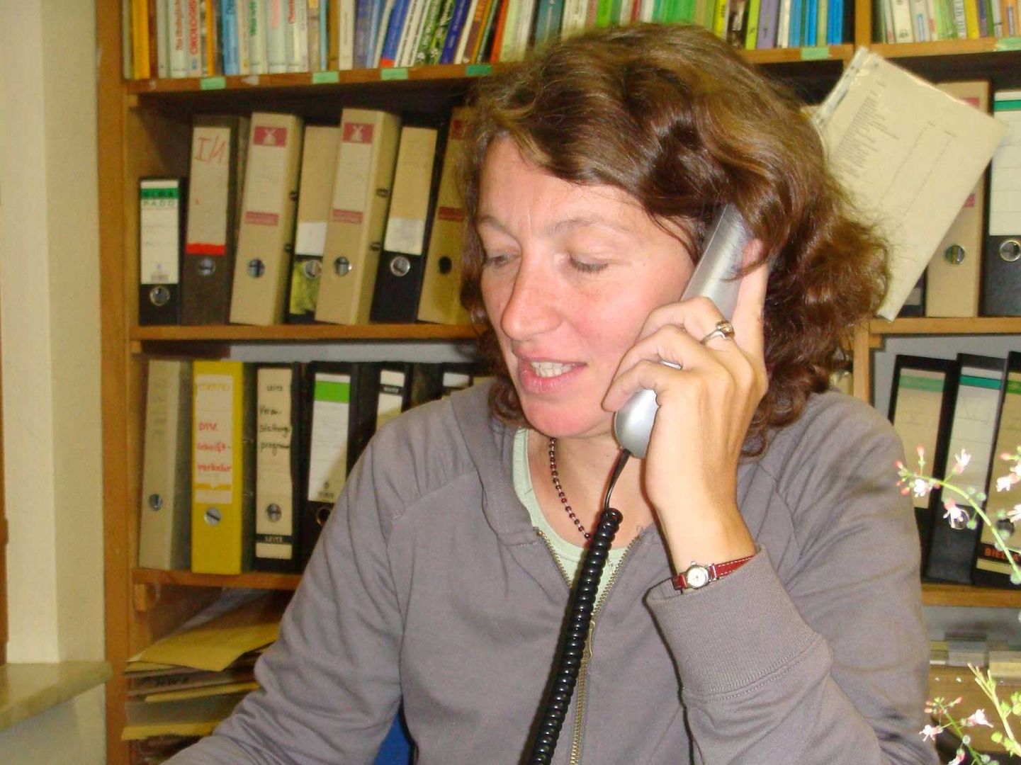 Petra Rumpel bei der Arbeit am Telefon