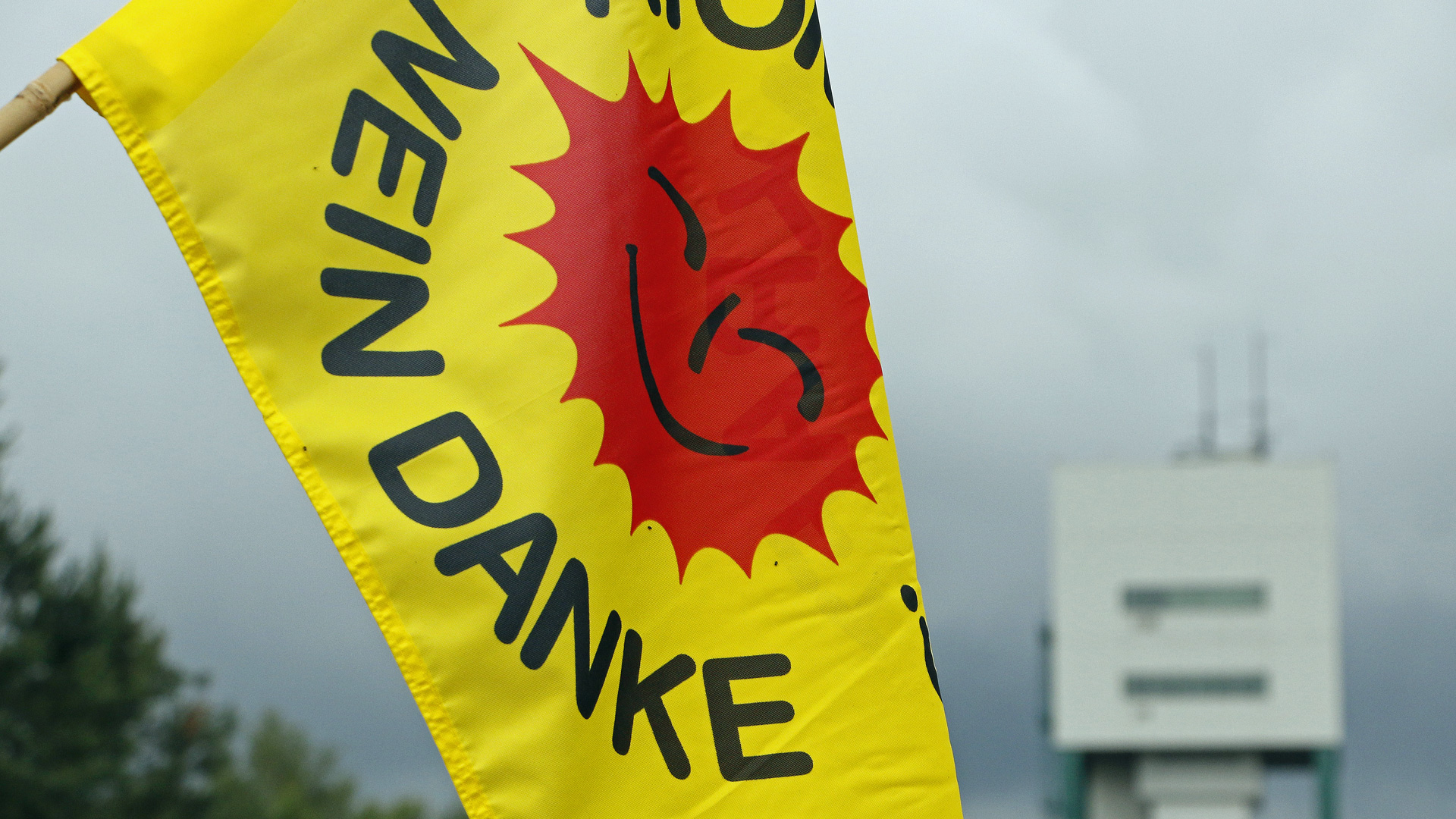 Eine Anti-Atom-Flagge weht im Wind.