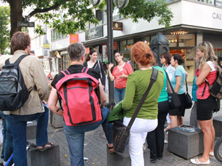 Eine Gruppe nehmen in der Stuttgarter Innenstadt an einer alternativen Stadtführung teil.