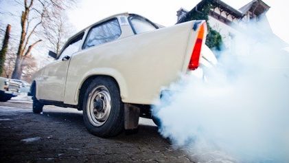 Abgase und Auspuff eines weißen Autos