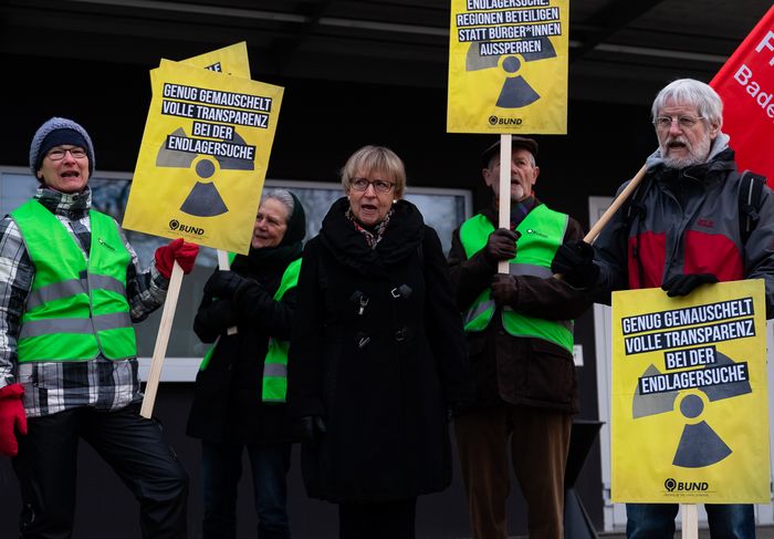 BUND-Aktive protestieren für mehr Transparenz und Sicherheit bei der Atommüll-Endlagersuche. 