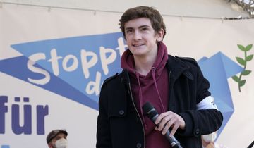 Jaron Immer von Fridays-for-Future spricht auf der Bühne