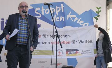 Jürgen Grässlin spricht auf der Bühne