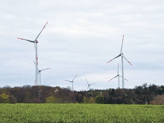 Windräder neben einem Feld 