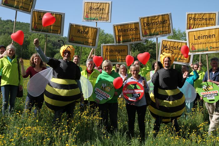 BUND-Aktive demonstrieren mit Ortschildern und Hummel-Kostümen für den Schutz der Bienen