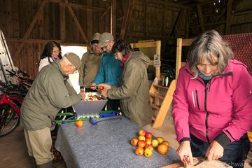 Am 3. Oktober wurde in Hinterheubach trotz durchwachsenen Wetters ein kleines Apfelfest gefeiert. Die BUND-Aktiven beteiligten sich an der Apfellese, die Früchte  wurden gleich verarbeitet und der frisch gepresste Apfelsaft wurde probiert.