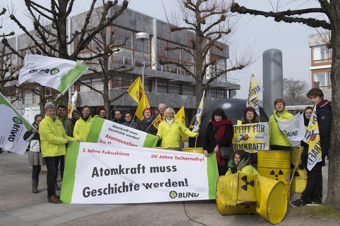 BUND Aktive halten einen Banner mit der Aufschrift "Atomkraft muss Gechichte werden"