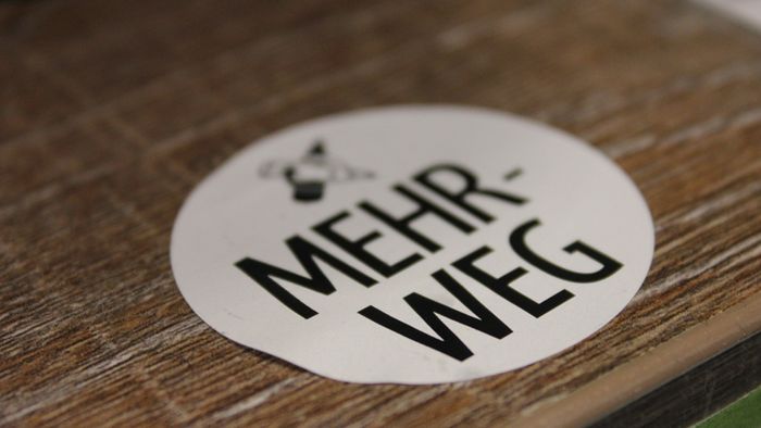 Ein weißer, runder Aufkleber mit dem Wort "Mehrweg"