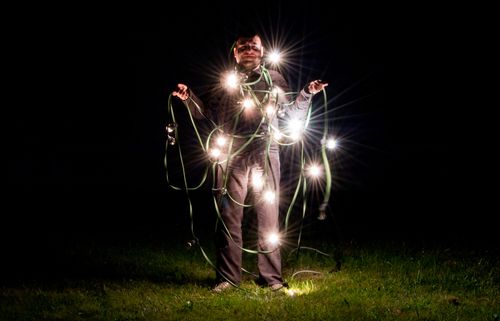 Ein Mann verheddert in einer Lichterkette