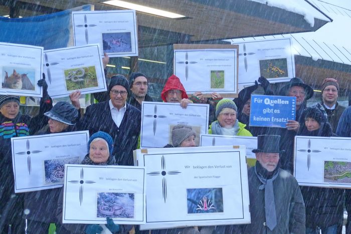 BUND-Aktive tragen bei einer Aktion seltene Tier- und Pflanzenarten zu Grabe
