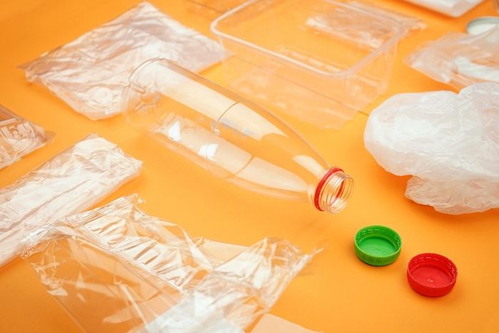Plastikverpackungen vor orangenem Hintergrund