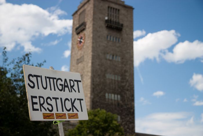 Ein Demo-Schild ragt vor dem Stuttgarter Bahnhof mit der Aufschrift "Stuttgart erstickt" in den Himmel