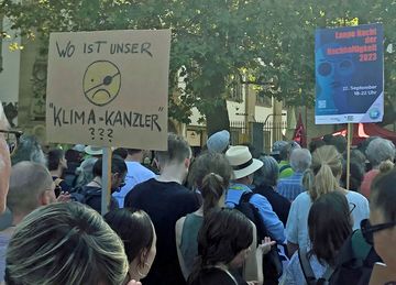 Demonstrierende mit Schildern beim globalen Klimastreik am 15.09.2023.