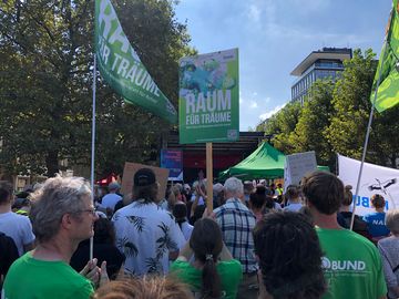 BUND-Aktive und Demonstrierende bei der Schlusskundgebung des globalen Klimastreiks am 15.09.2023.