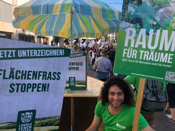 BUND-Aktiver mit Bannern beim globalen Klimastreik am 15.09.2023.