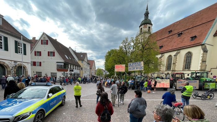 Demonstranten vor einer Kirche
