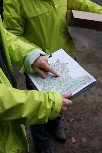 Ein Aktiver zeigen auf einer Karte die Standorte der Lockstöcke