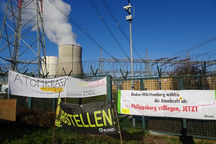 Plakate gegen Atomkraft hängen am Zaun vor dem Kraftwerk Philippsburg.