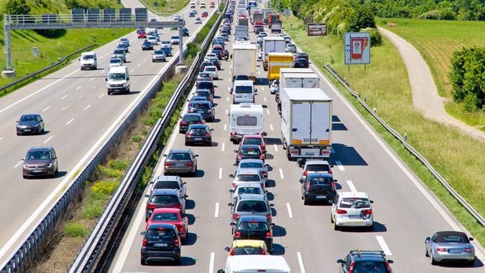 Autos stehen auf einer Autobahn in Stuttgart im Stau. Foto: Jürgen Fälchle/fotolia.com