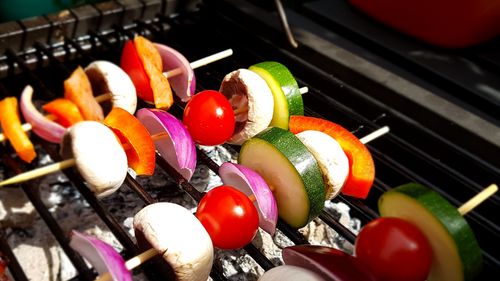 Gemüsespieße auf dem Grill
