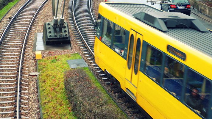 Eine gelbe Straßenbahn in Stuttgart