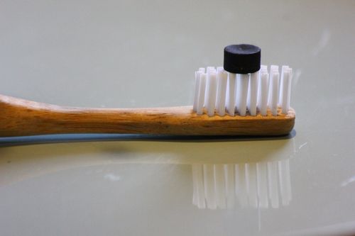 Eine Zahnbürste aus Bambus mit einem Zahnputztab aus Kohle