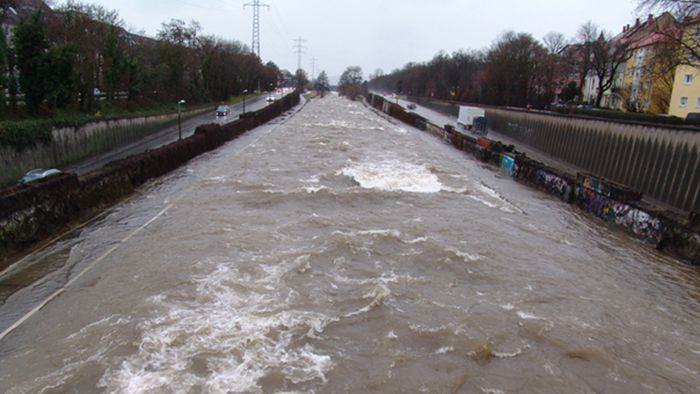 Die begradigten Seitenflüsse des Rheins - hier die Dreisam in Freiburg am 30.01.2021 - führen das Hochwasser auf schnellstem Wege dem Rhein zu. Da Hochwasser wegen der vernichteten Auen nicht mehr abgebremst wird, verschärft sich die Hochwassersituation sowohl an den Nebenflüssen als auch am Rhein 