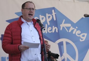 Der Landesvorsitzende des DGB, Kai Burmeister, spricht auf der Bühne.