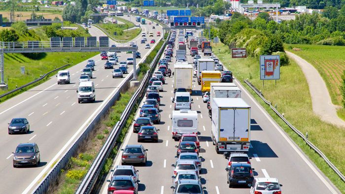 Autos stehen im Stau auf der A8 bei Moehringen in Stuttgart.