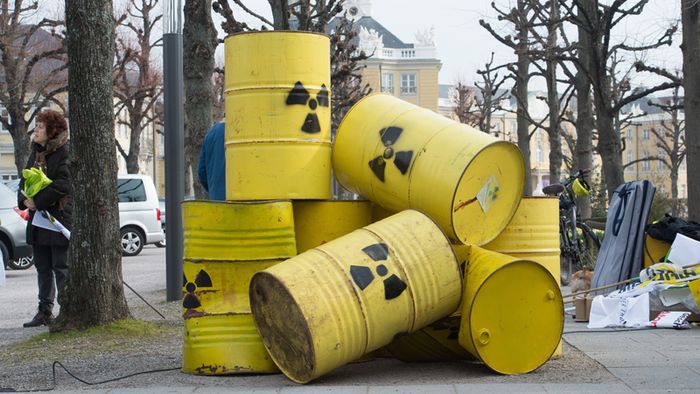 Atommüllfässer bei der Anti-Atom-Aktion in Karslruhe im März 2016.