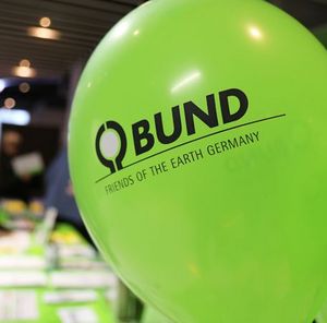 Zwei Luftballons in grün mit dem Logo des BUND.