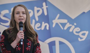 Julia Melnyk spricht auf der Bühne