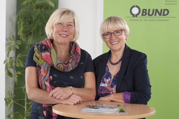 Portrait von Landesgeschäftsführerin Sylvia Pilarsky-Grosch (links) und Landesvorsitzende Brigitte Dahlbender (rechts).