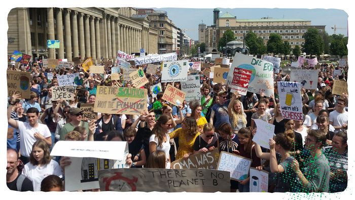 Jugendliche der Fridays for Future-Bewegung demonstrieren in Stuttgart für ihre Zukunft