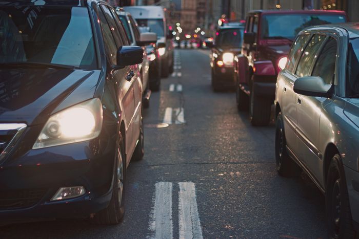 Autos stehen in zwei Reihen im Stau. Foto: Nabeel Syed/ unsplash.com