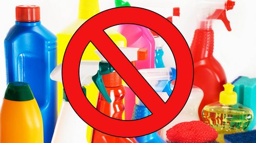 Plastikflaschen und Putzmittel mit einem durchegstrichenen Kreis