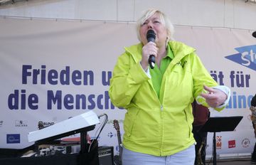 Sylvia Pilarsky-Grosch spricht auf der Bühne