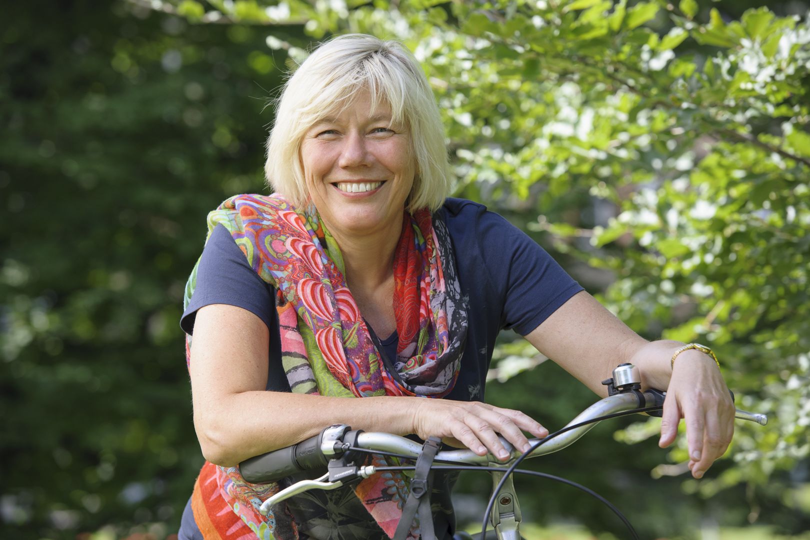Sylvia Pilarsky-Grosch stützt ihre Arme auf einem Fahrradlenker