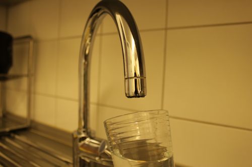 Ein Wasserhahn mit Glas.