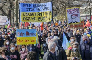 Schilder in den Farben der Ukraine werden hochgehalten