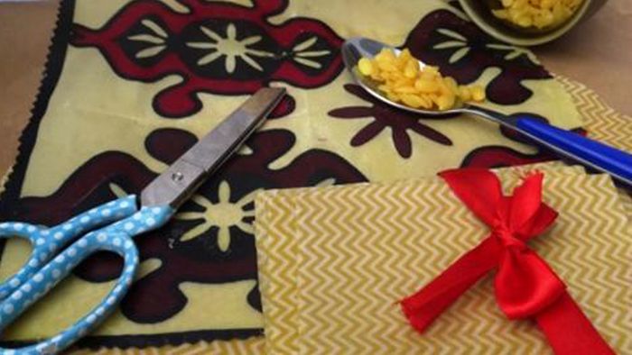 Wachstücher und Utensilien zum Basteln auf einem Tisch