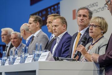 BUND-Landesvorsitzende Brigitte Dahlbender ist als einzige Frau auf dem Podium des Strategiedialog Automobilwirtschaft.