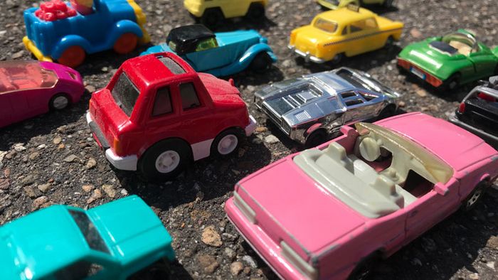 Mehrere Spielzeugautos stehen hinter- und nebeneinander, um einen Stau bildlich darzustellen.