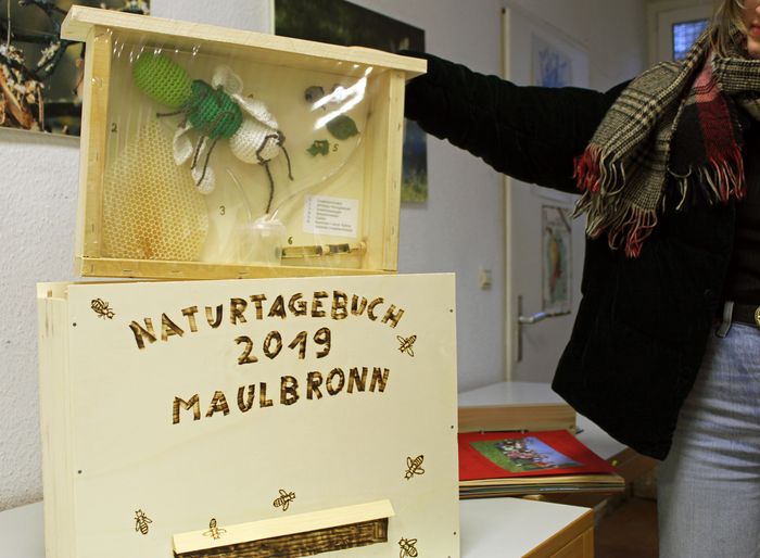 Ein aus Holz selbst gebastelter Bienenstock. 