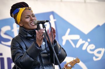 Thabile singt auf der Bühne