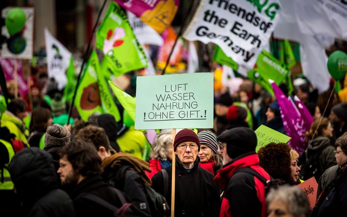 Ein Demonstrant fordert Luft, Wasser und Böden ohne Gifte.