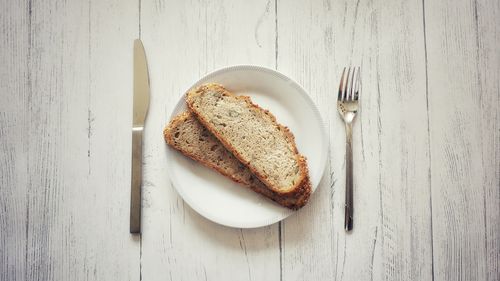 Altes Brot auf Teller