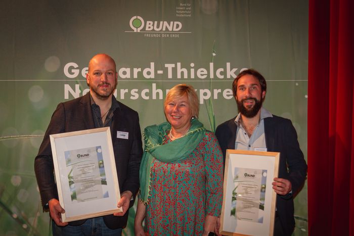 Sylvia Pilarsky-Grosch hat Tobias Miltenberger (links) und David Gerstmeier den diesjährigen Gerhard-Thielcke-Naturschutzpreis verliehen.